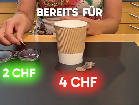 Brille und Kaffee im Vergleich, was was täglich kosten kann.