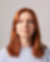 Professionele LinkedIn-foto. Portrait of redhead photographer wearing a light blue t-shirt