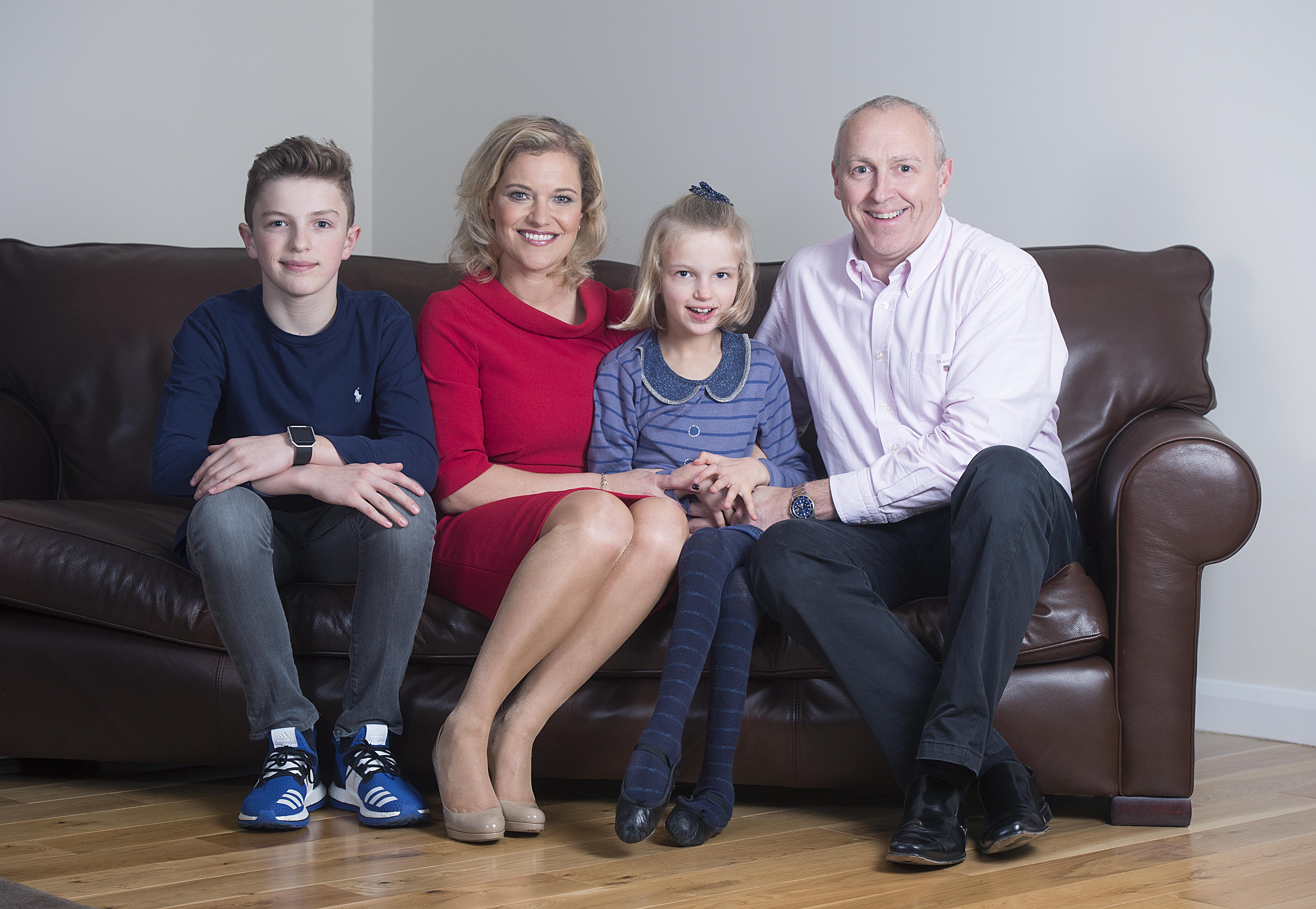 мальчик с папой. разговор отца с сыном. серьезный папа. мальчик обнимает папу. 3 сына.