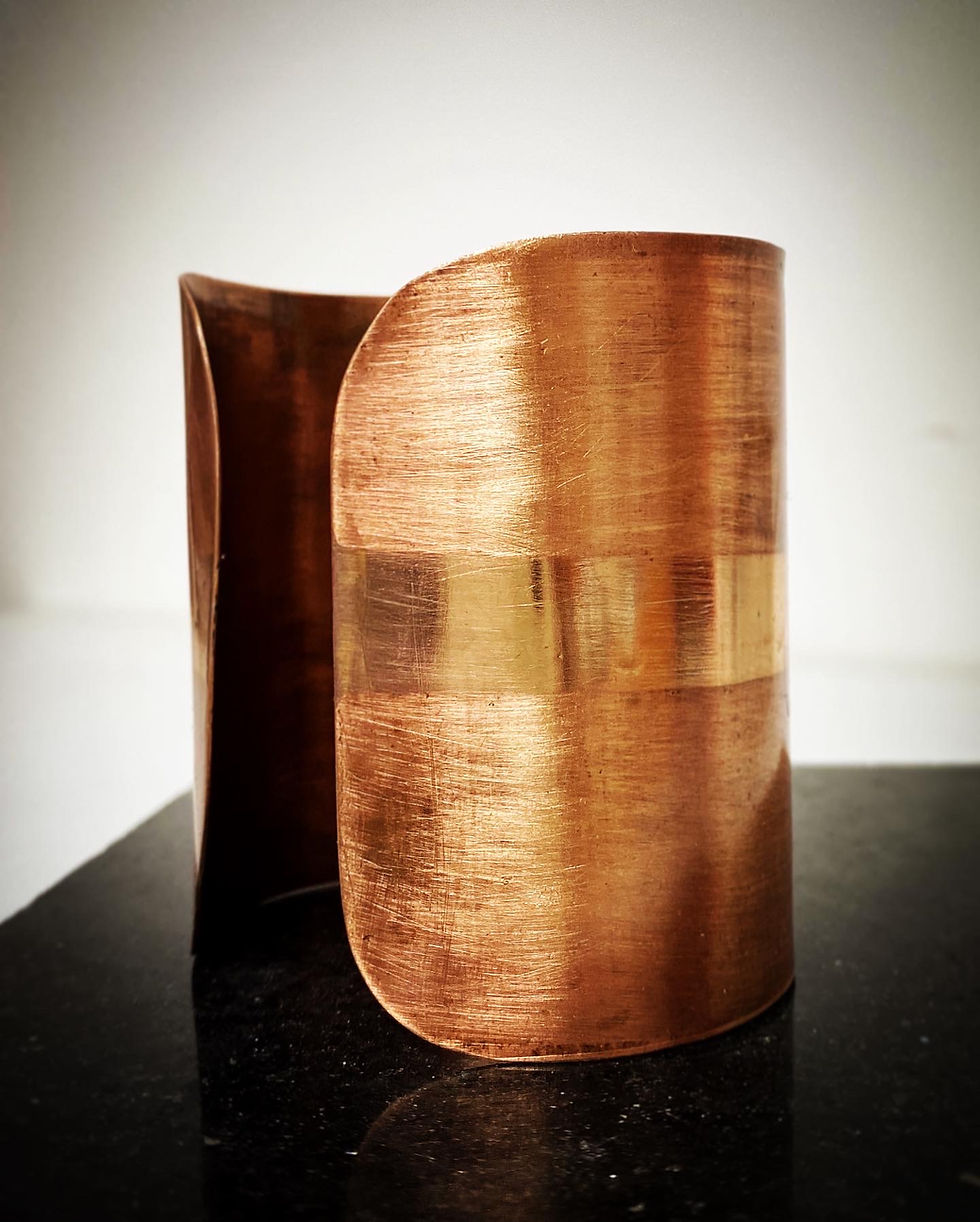 Brazalete de cobre pulido y brillante