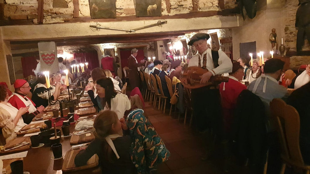 Musiker spielt auf mittelalterlichem Fest in Alte Burg Longuich