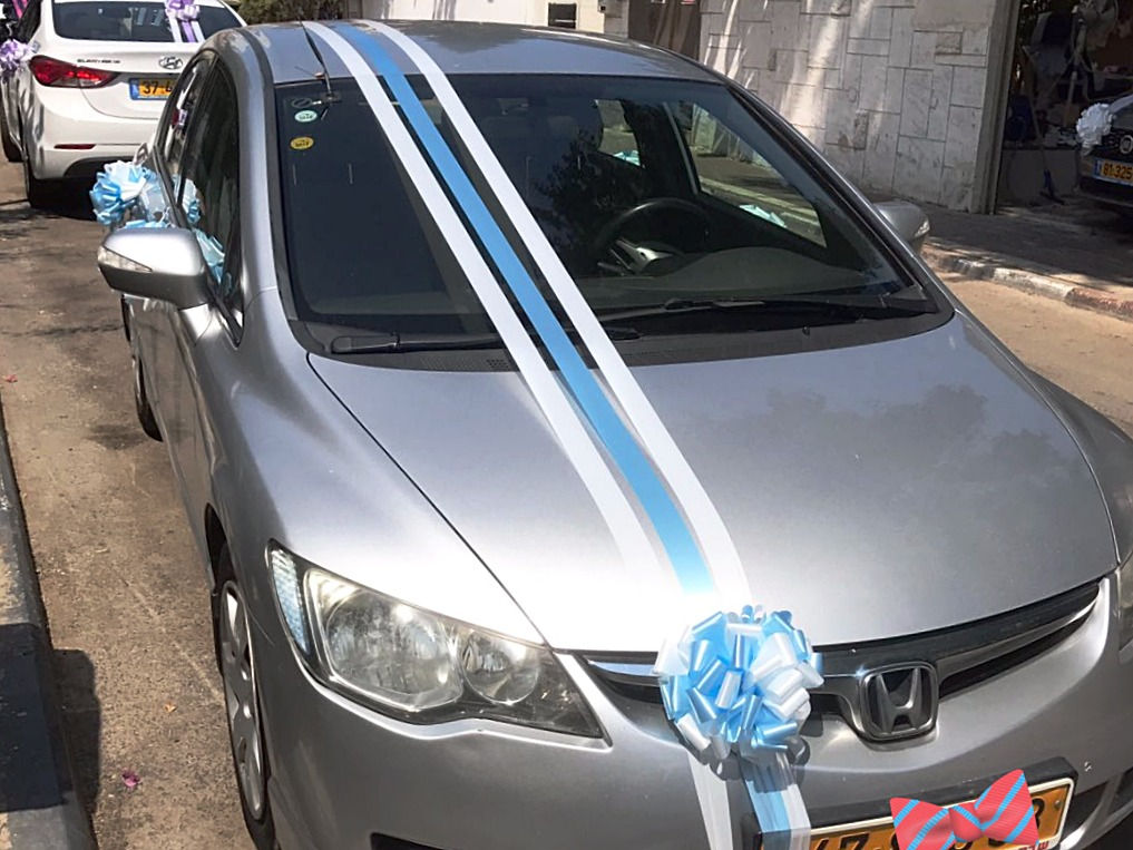 רכב-חתונה-מעוטר-בסרטים-כחולים-ולבנים