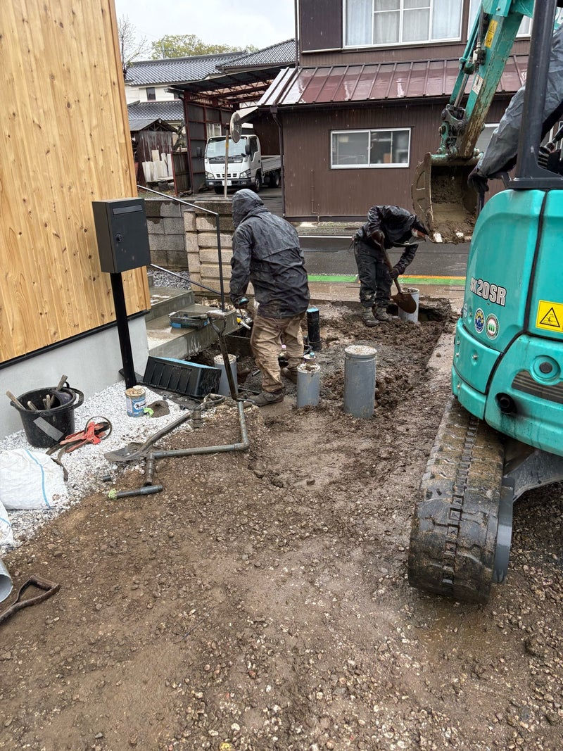 地中の配管を切り回します