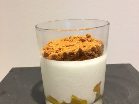 Mousse au citron sur son lit de mangue et son crumble au speculoos