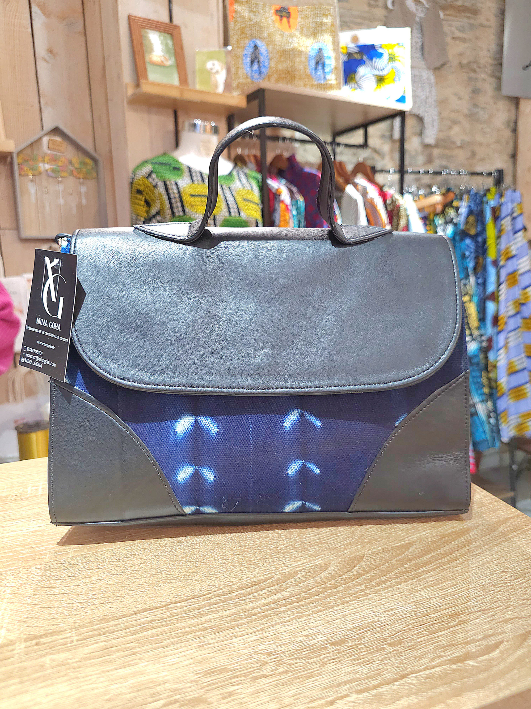 Sac à main artisanal en cuir noir et tissu wax bleu créé par Nina Goha.