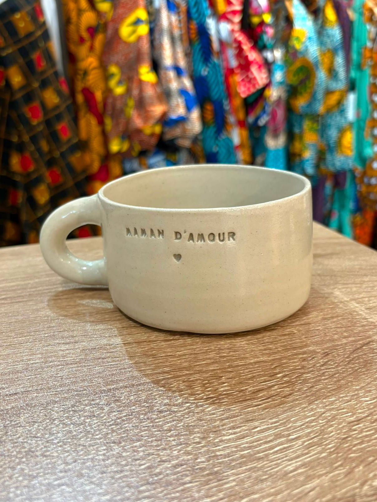 Mug en céramique blanche avec l'inscription « Maman d'amour », réalisé artisanalement par Emokare.