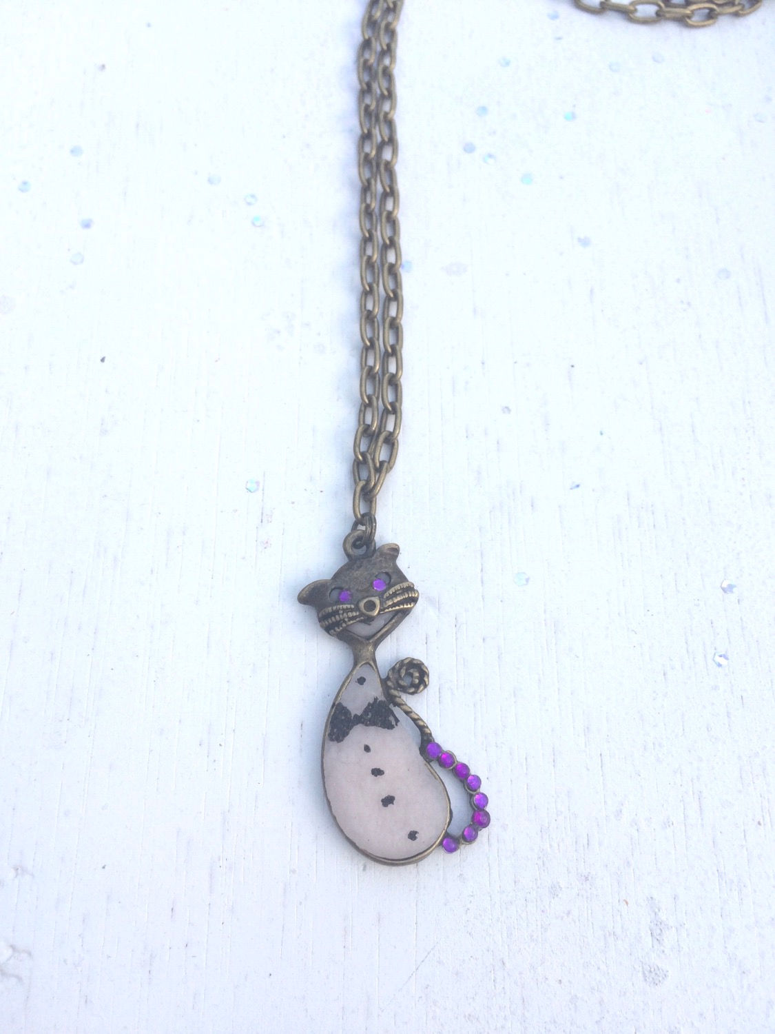 Pendentif chat blanc et violet apprêts bronze 