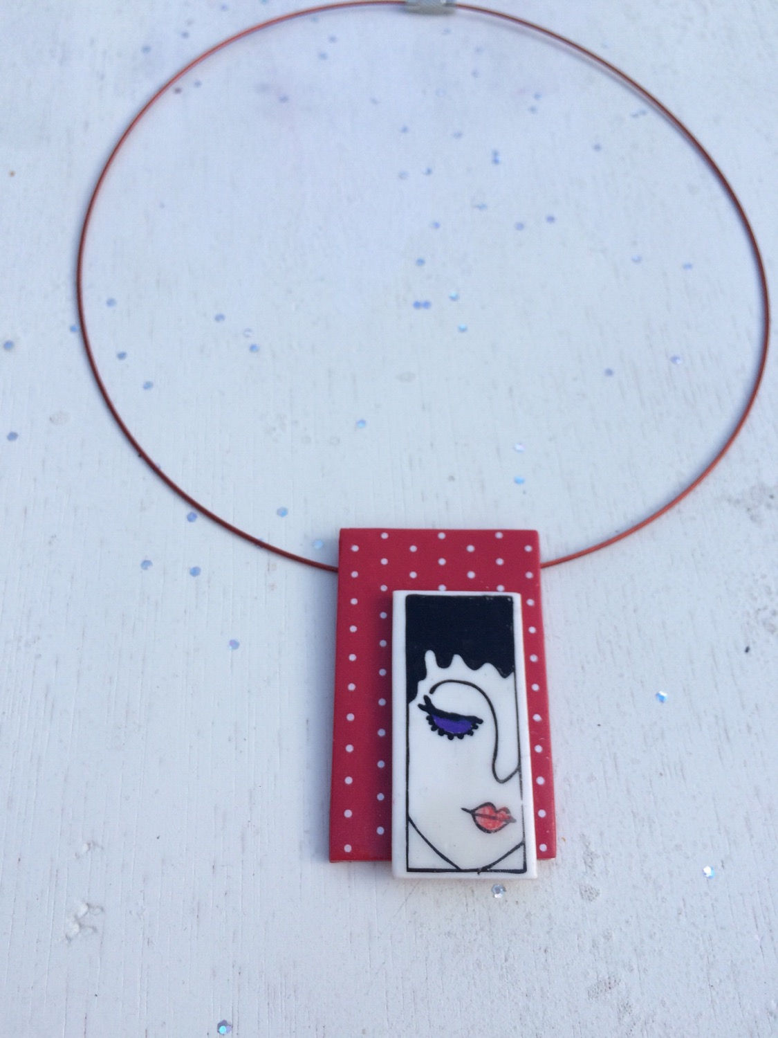 Pendentif visage et pois 