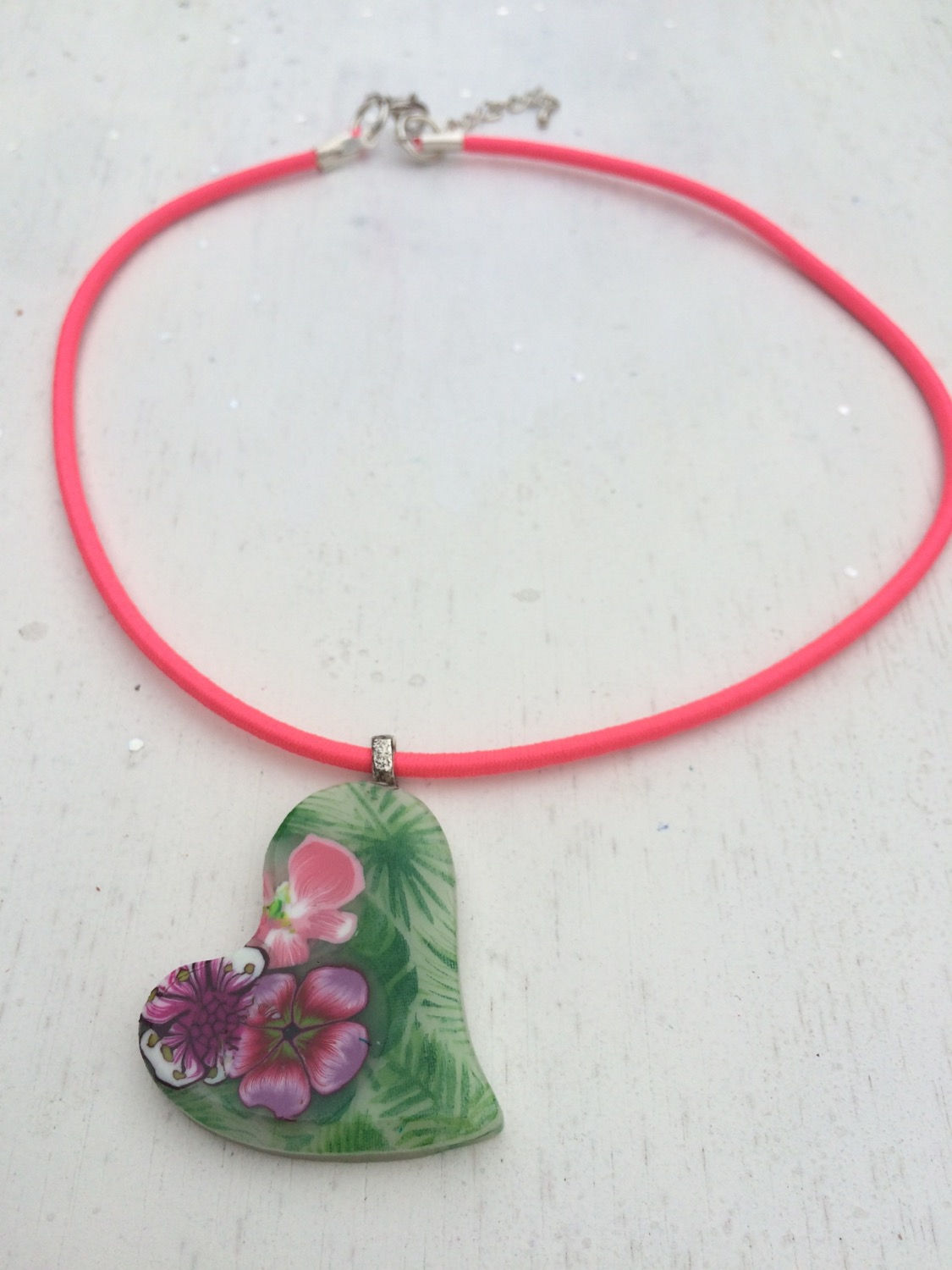 Pendentif cœur feuillage et fleurs et boucles