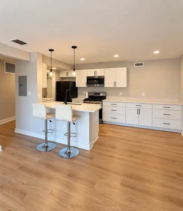Kitchen remodeler in Rockville, MD: finished kitchen with new cabinets and countertops by Navarro Remodeling