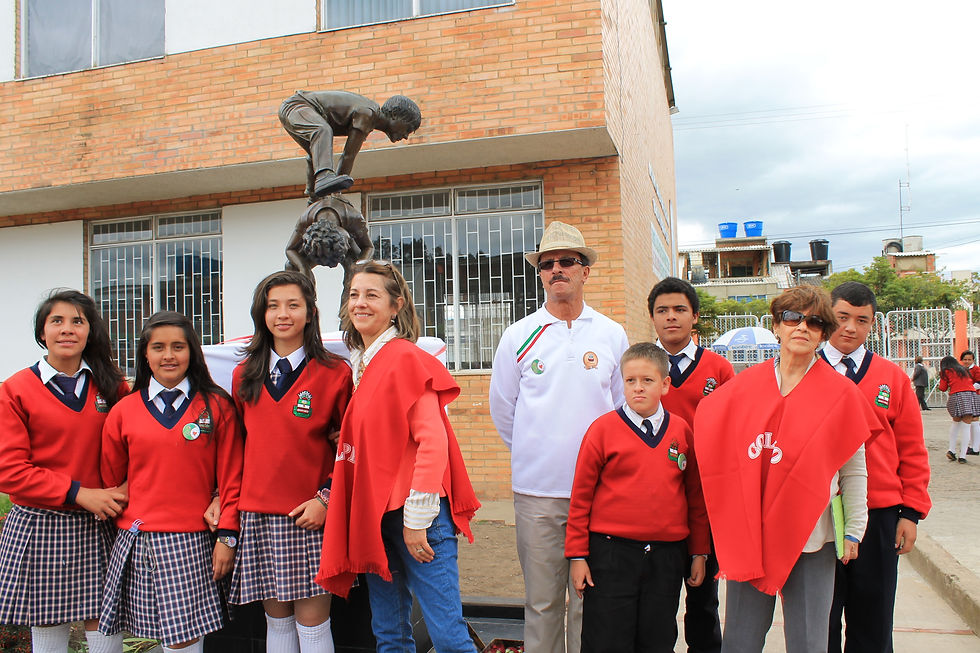 RECTOR Y NIÑOS.JPG