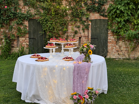 Tenuta-le-risare-taglio-torta.png
