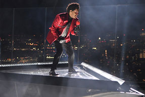 2020 VMA’s Kicked Off With a Performance of “Blinding Lights” by The Weeknd, Atop a Skyscraper