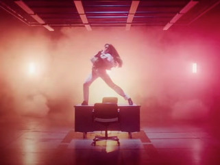 Tate McRae Makes Her Music Award Show Debut with “You Broke Me First”