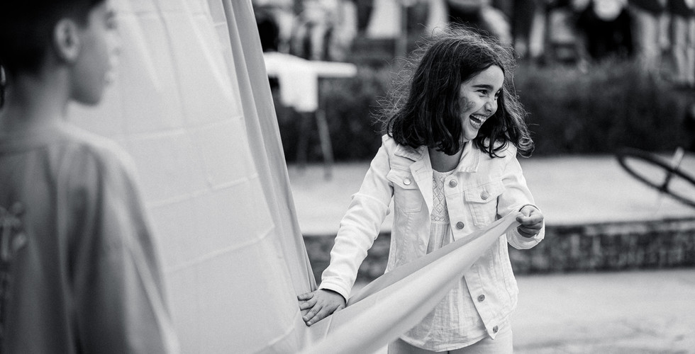 Fotografia de una niña participando en un evento en directo