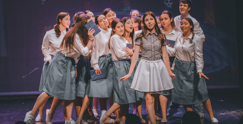 Fotografia de una niña participando en un evento en directo