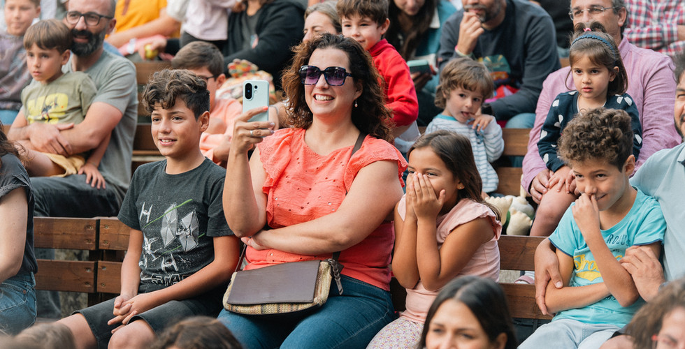 Fotografia de una niña participando en un evento en directo