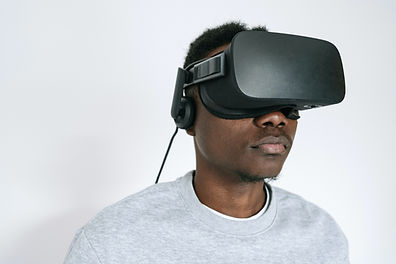 Homme utilisant des lunettes 3D