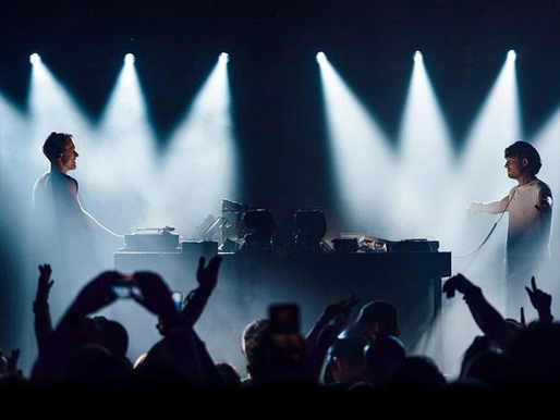 Armin van Buuren và ARGY đối diện nhau trong màn trình diễn Face To Face