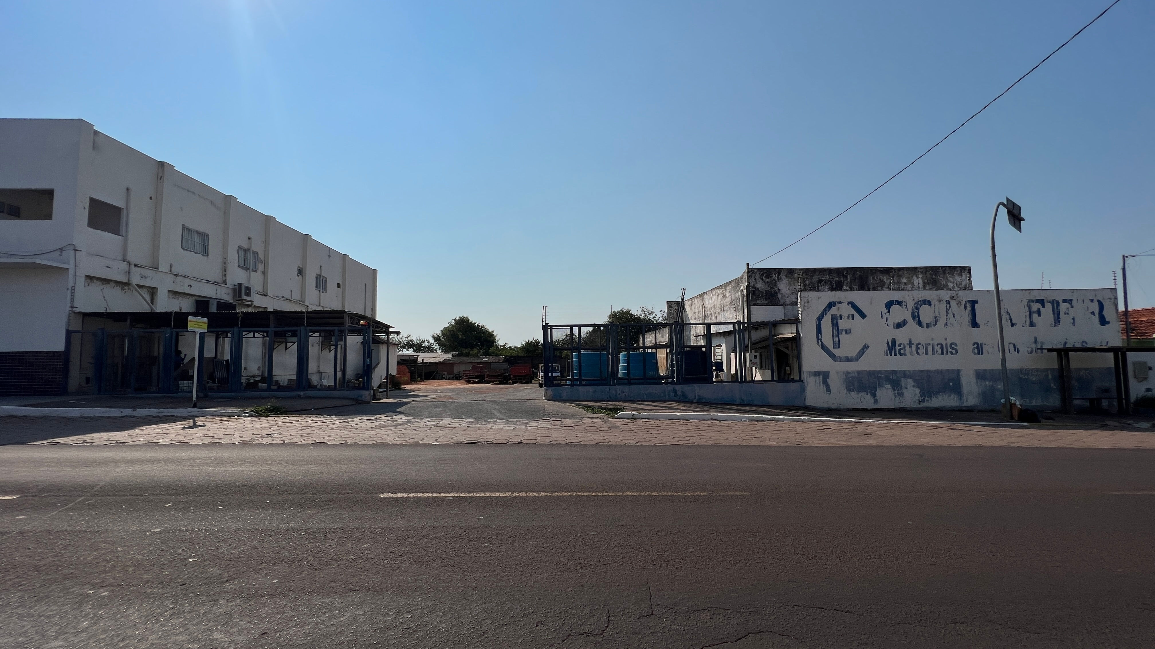 COMERCIAL 098- CENTRO, AMPLA LOJA + TERRENOS