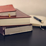 Livres sur le bureau