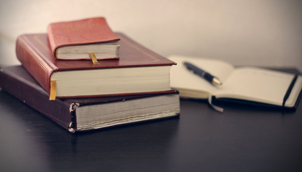 Bücher auf dem Schreibtisch