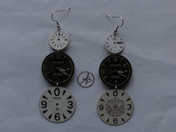 Facebook - Orecchini con tre quadranti quello centrale funzionante con orologio 