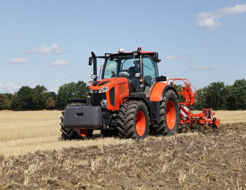 Kubota_M7_Tractor.jpeg