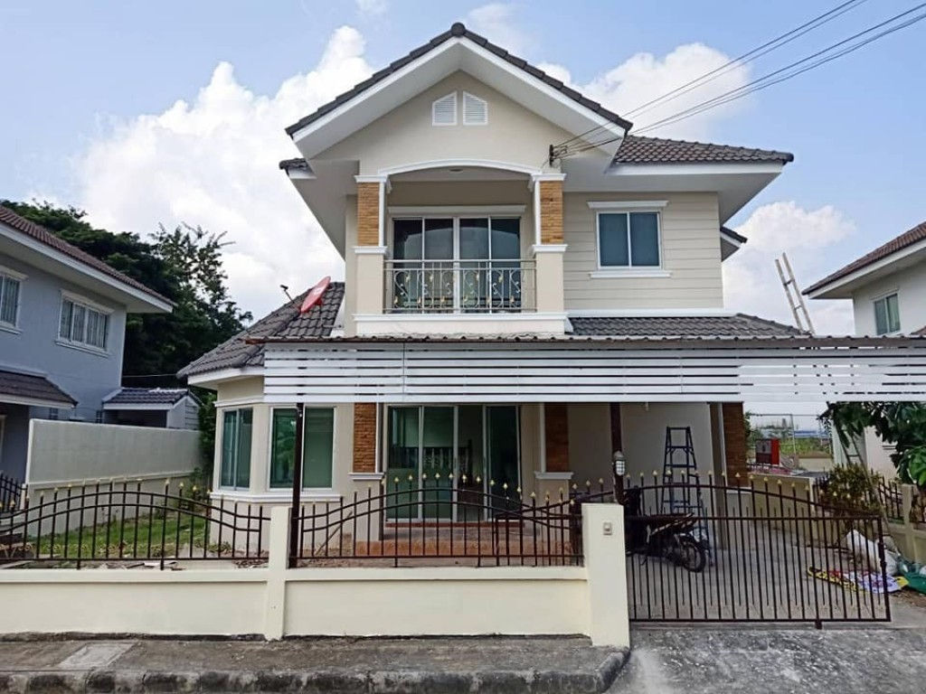 บ้านเดี่ยวสองชั้นหลังใหญ่ หลังบ้านไม่ติดใคร ในโครงการธนาพรเลคโฮม
