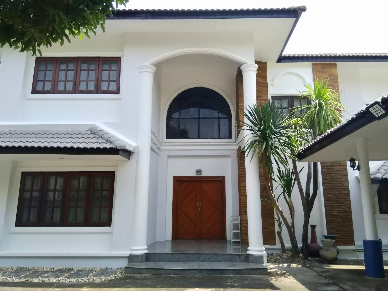 บ้านสองชั้นหลังใหญ่หลังกาดวรุณ พิกัด ต.ป่าแดด อ.เมืองเชียงใหม่