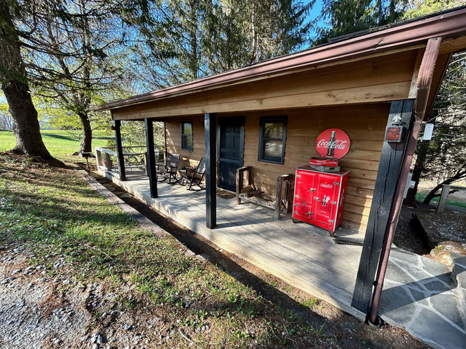 NC mountain cabin ideal for nature retreats and honeymoons