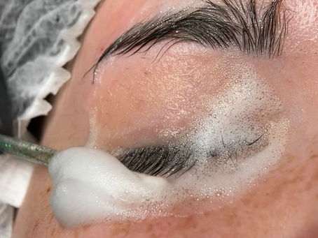 So wäschst du die Wimpern richtig Lashqueen. Wimpernshampoo