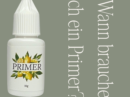 Wimpernstylistin trägt Belega Lash Primer mit optimalem pH-Wert auf, um die Reaktion des Wimpernklebers bei der Wimpernverlängerung gezielt zu beschleunigen