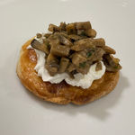 Pilze auf Blätterteig