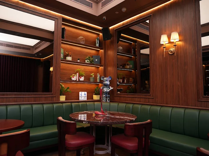 This makes Iki & Gai stand out among dining places, where one can enjoy nightly rebellion with luxury and warmth.