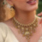 The unique combination of an uncut polki diamond with gold craftsmanship adds brilliance to the set