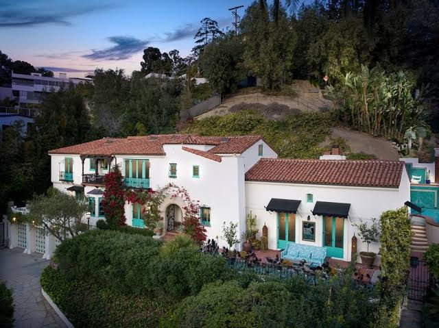 Surrounded by lush greens and a panoramic view, DiCaprio’s primary residence is located at the Bird Streets neighbourhood of Hollywood Hills, Los Angeles