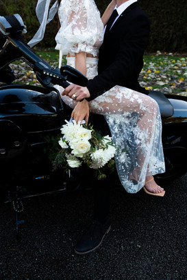 clasic white and green bridal bouquet