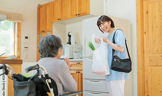 高齢女性の代わりに買い物へ行き、帰ってきた女性介護士