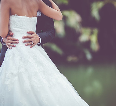 Umarmung des Hochzeitspaares