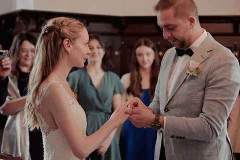 Hochzeitspaar bei Ringübergabe
