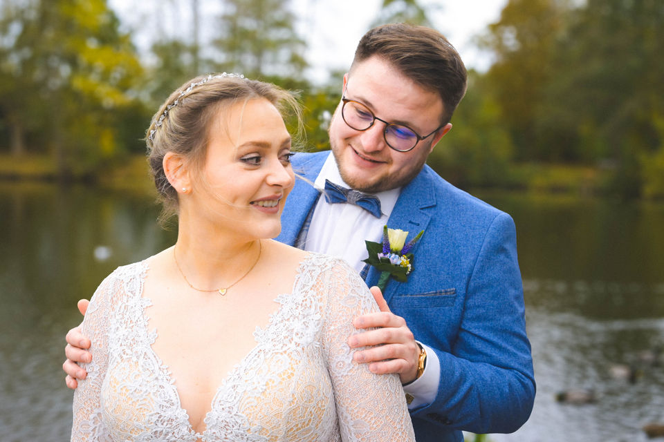 Hochzeitspaar, Mann steht hinter Braut
