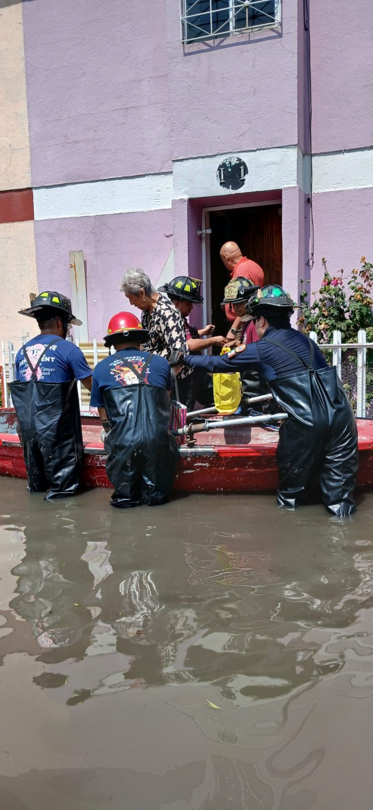 Raciel Pérez Cruz refuerza operativo de emergencia; avanzan labores de rescate y desagüe en Los Reyes Ixtacala