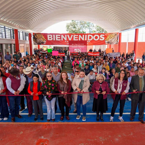 Entrega Yoselin Mendoza dos arcotechos y materiales para pavimentación en Nicolás Romero
