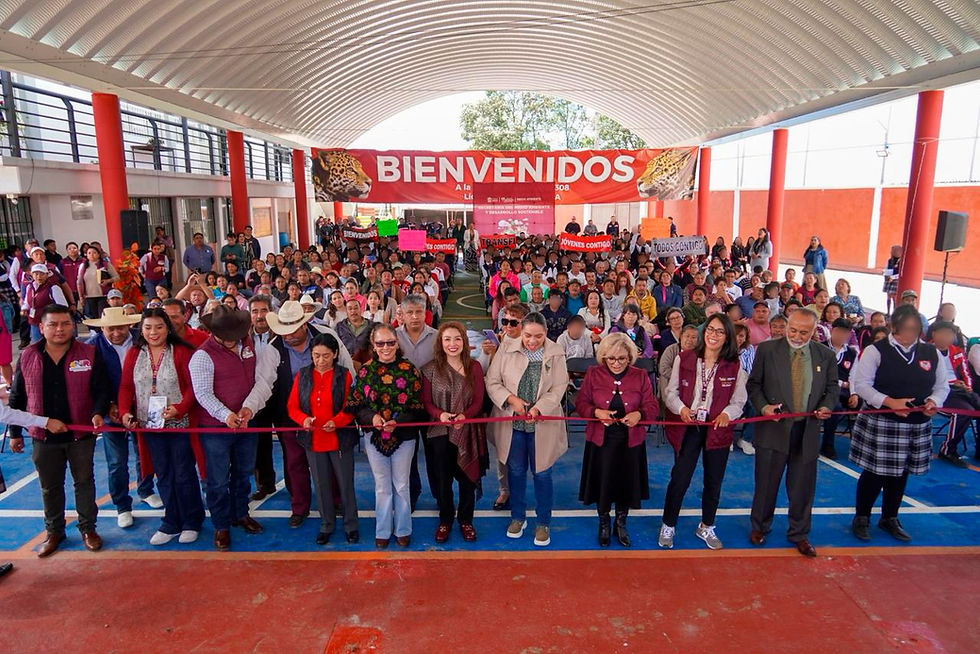 Entrega Yoselin Mendoza dos arcotechos y materiales para pavimentación en Nicolás Romero