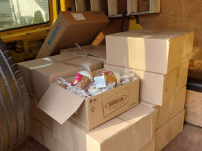 Подарунки дітям до Великодня від парафіян та духовенства храму Всіх Святих, що на Лісовому кладовищі