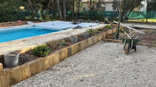 Réalisation Aubanel Paysage paysagiste à Caromb dans le Vaucluse : débroussaillage, élagage, entretien de jardin et aménagement extérieur