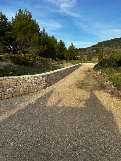 Réalisation Aubanel Paysage paysagiste à Caromb dans le Vaucluse : débroussaillage, élagage, entretien de jardin et aménagement extérieur