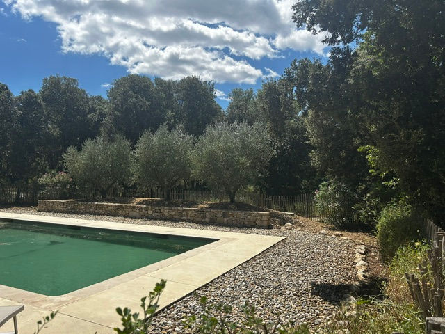 Réalisation Aubanel Paysage paysagiste à Caromb dans le Vaucluse : débroussaillage, élagage, entretien de jardin et aménagement extérieur