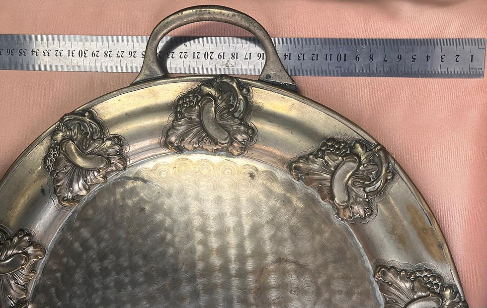 Miniatura: Bandeja oval espessurada em prata e ornamentos em relevov